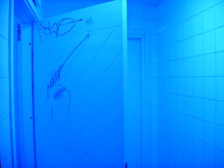 Blaues Licht auf der Toilette